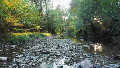 Niedriger-Drohnenflug-über-Kleinen-Fluss-Bei-Sonnenuntergang-4