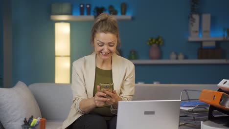 Mujer-Trabajadora-De-Oficina-En-Casa-Recibiendo-Buenas-Noticias-Por-Teléfono.