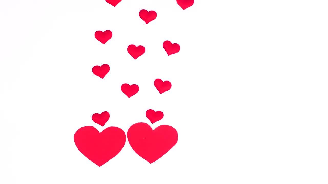 Due cuori innamorati e piccoli cuori che ne escono. Stop motion per San Valentino