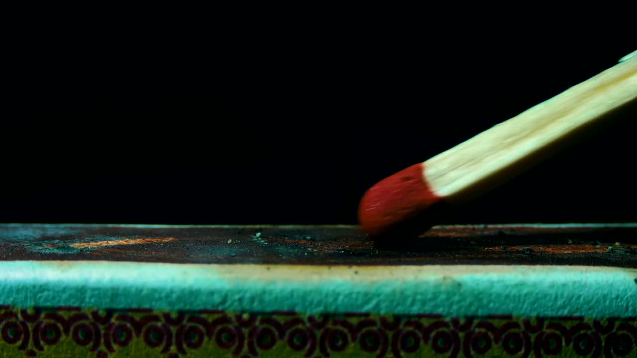 зажигательная спичка на спичечной коробке