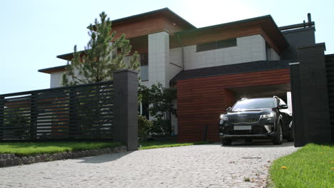 Coche-Negro-Viajando-Desde-Una-Casa-De-Lujo.-Primer-Plano-De-Un-Jeep-Negro-Viajando-Desde-Apartamentos