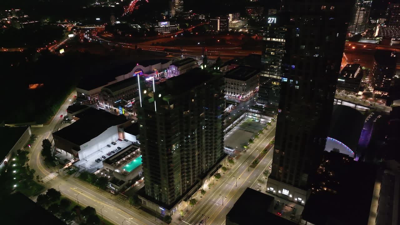 volar sobre el distrito urbano moderno en la metrópolis