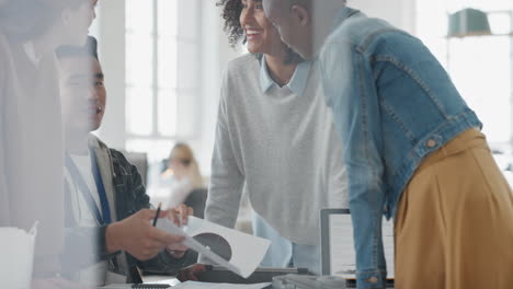 Ein-Vielfältiges-Team-Von-Geschäftsleuten-Trifft-Sich-Zum-Brainstorming-Und-Tauscht-Ideen-Für-Die-Entwicklung-Der-Startup-Projektplanung-Im-Büro-Aus