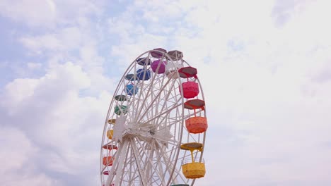 Impresionante-Vídeo-Que-Muestra-La-Noria-Panorámica-Del-Parque-De-Atracciones-Del-Tibidabo.