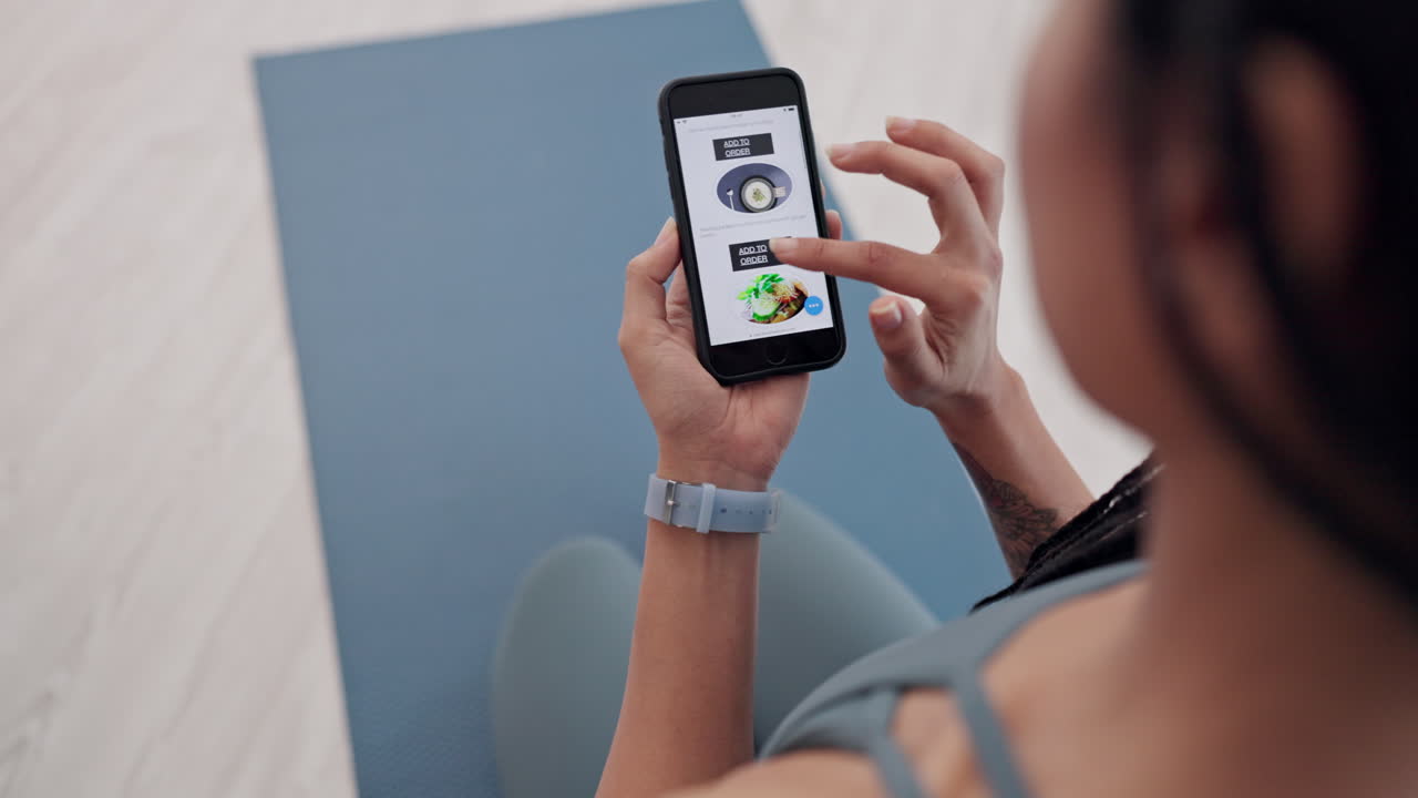 manos, pantalla de teléfono y aplicación de comida para mujeres