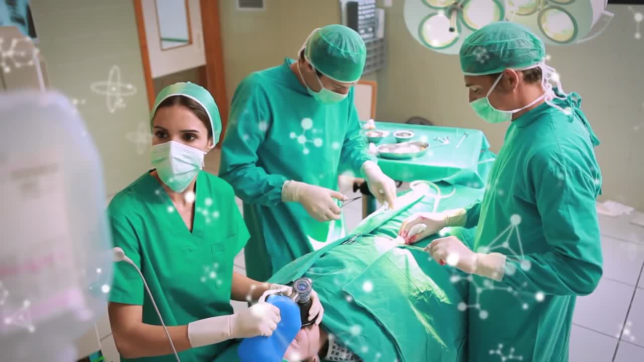 animación de moléculas sobre cirujanos caucásicos con máscaras faciales durante la cirugía