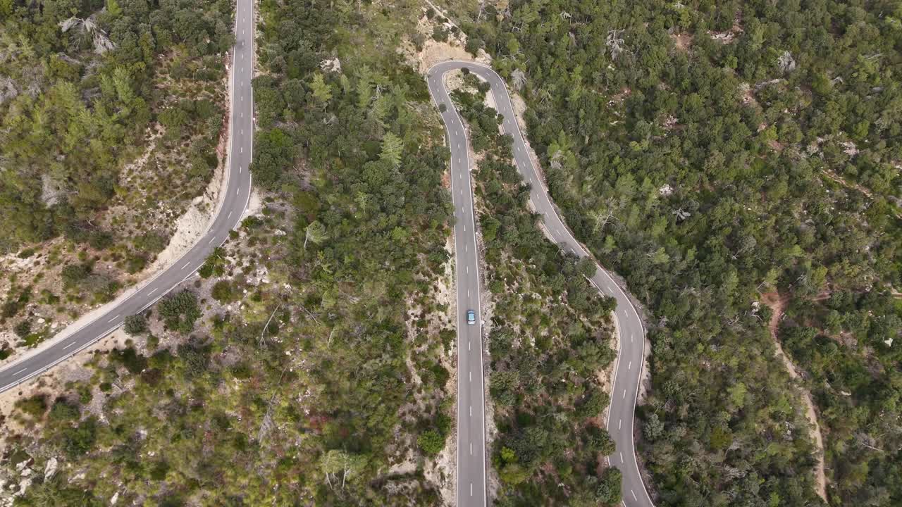 fotografía superior de un coche conduciendo en la carretera en el valle de esporles en la aldea de la isla de mallorca en la serra de tramuntana, españa