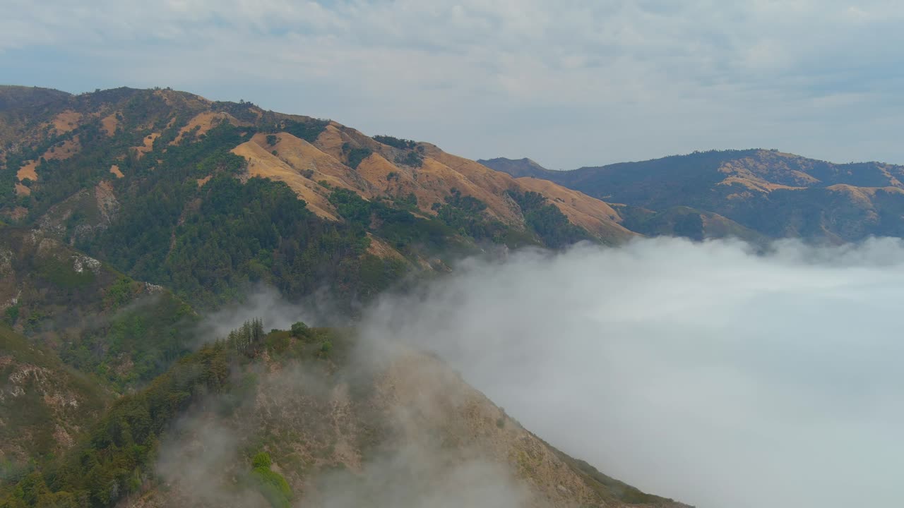빅 서 근처 캘리포니아 해안으로 압연 안개의 아름다운 공중