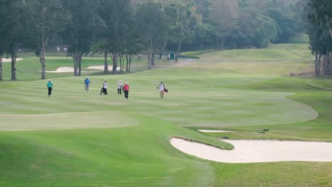 Golfspieler,-Die-Während-Eines-Sommergolfturniers-Auf-Einem-Städtischen-Golfplatz-Das-Grün-Bespielen