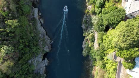 vista de avión no tripulado de deportes acuáticos en el río