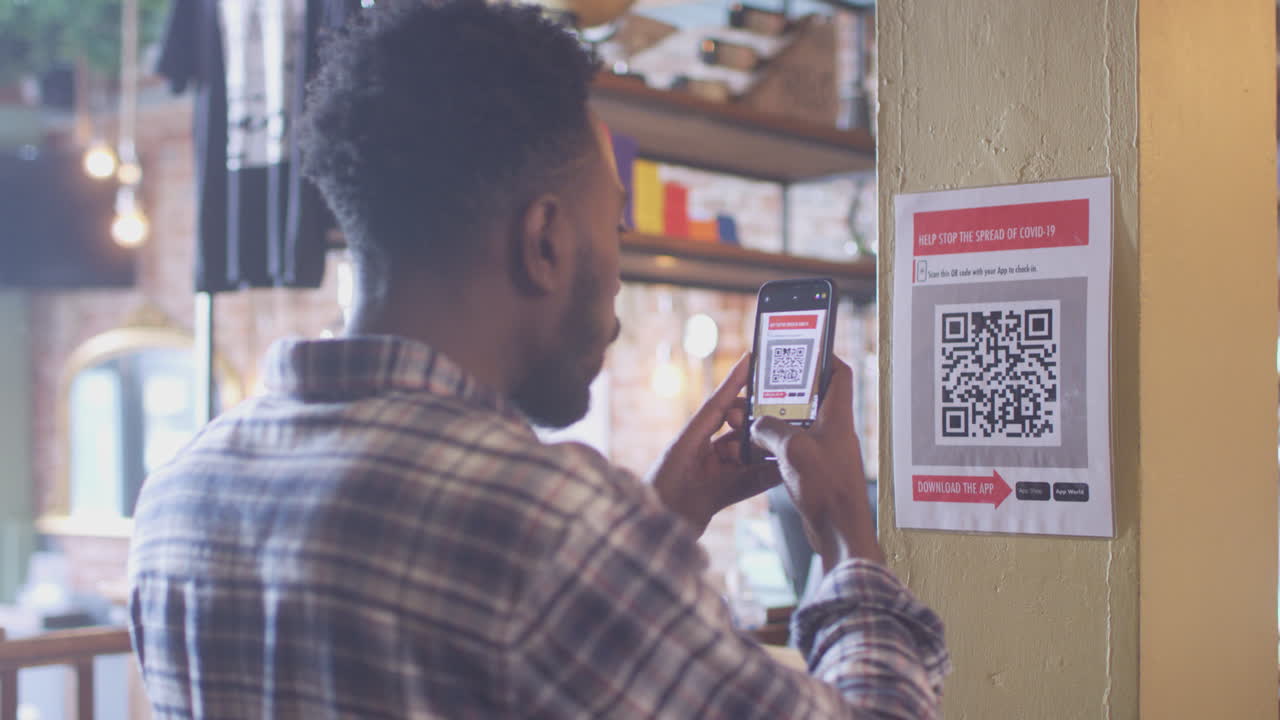 hombre con teléfono móvil registrándose en el lugar escaneando código qr durante la pandemia de salud