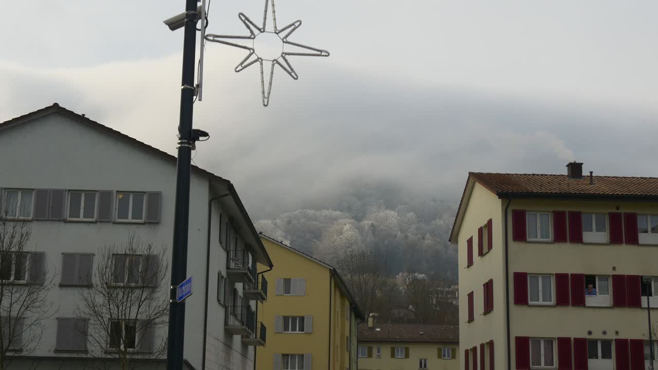 suiza hora del día adliswil ciudad niebla colina caminando panorama 4k