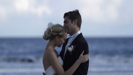 Süßes-Frisch-Verheiratetes-Paar,-Das-Sich-Am-Strand-Umarmt