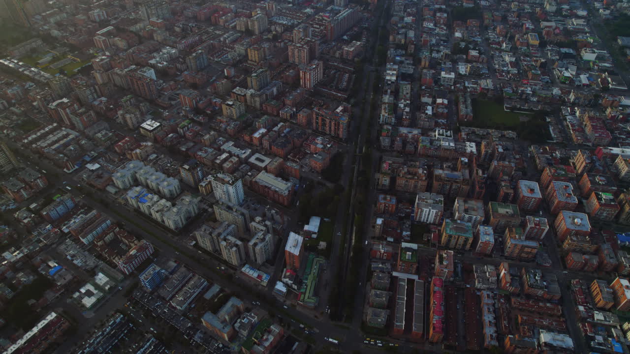 vista panorámica cinematográfica de la ciudad durante el amanecer con edificios anaranjados, calles de la ciudad y avenida principal