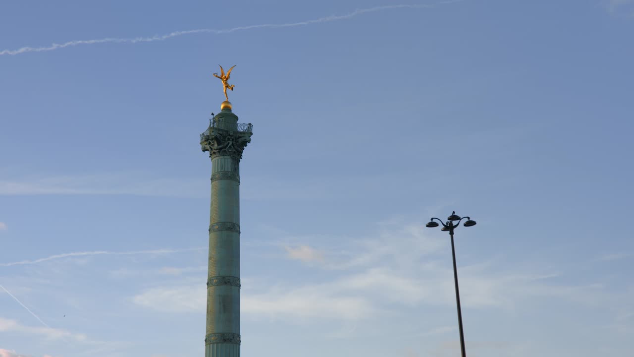 monumento dorado de parís contra el cielo azul, vista desde abajo