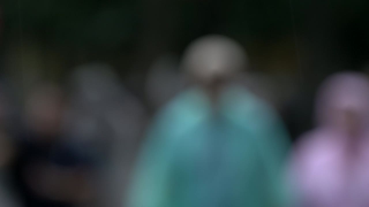 빗속에서 초점이 맞지 않는 군중