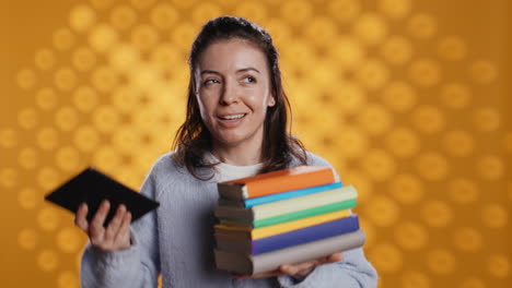mujer debatiendo entre libros físicos y libros electrónicos en e-reader, fondo de estudio