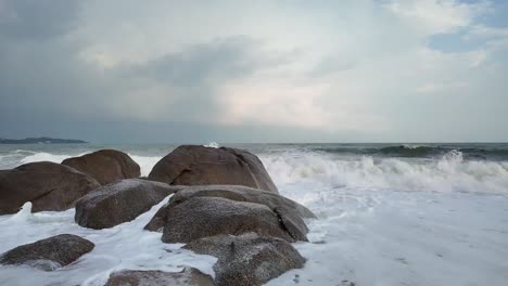 Crashing-Waves-on-Koh-Samui-Boulders,-Thailand