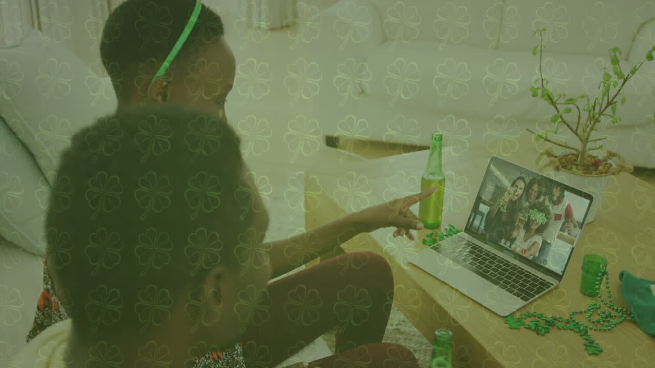 Animazione di trifoglio su una coppia che festeggia San Patrizio con amici in videochiamata dal laptop