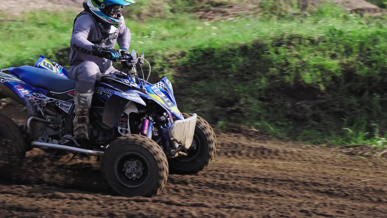 conductor de quads inclinado en un giro