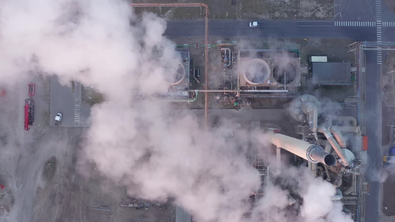 철강 공장의 일출 동안 공중 하향식 보기