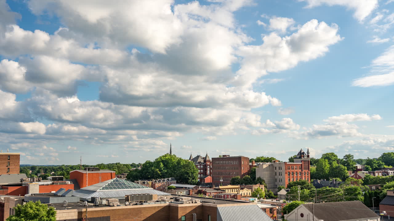 펜실베니아의 랭커스터 시를 이동하는 구름의 시간 경과