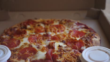 la caja de la pizza de pepperoni se abre en cámara lenta