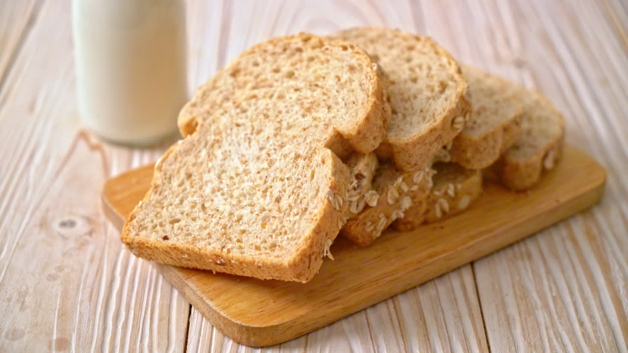 Rebanadas de pan integral sobre una mesa de madera