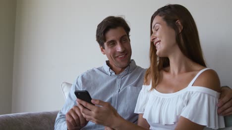 pareja caucásica usando un teléfono