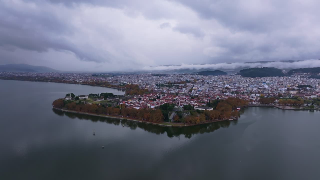 Pamvotis Gölü boyunca uzanan tarihi Yanya kasabası, Yunanistan
