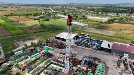 plataforma de perforación de petróleo rodeada de campos agrícolas que causan contaminación