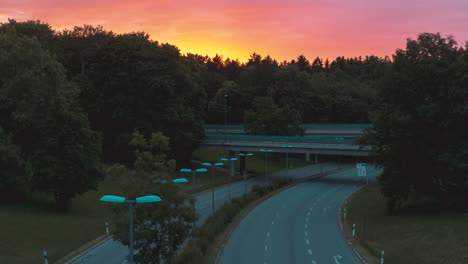 Zeitraffer-Einer-Straße-In-Einem-Goldenen-Sonnenuntergang