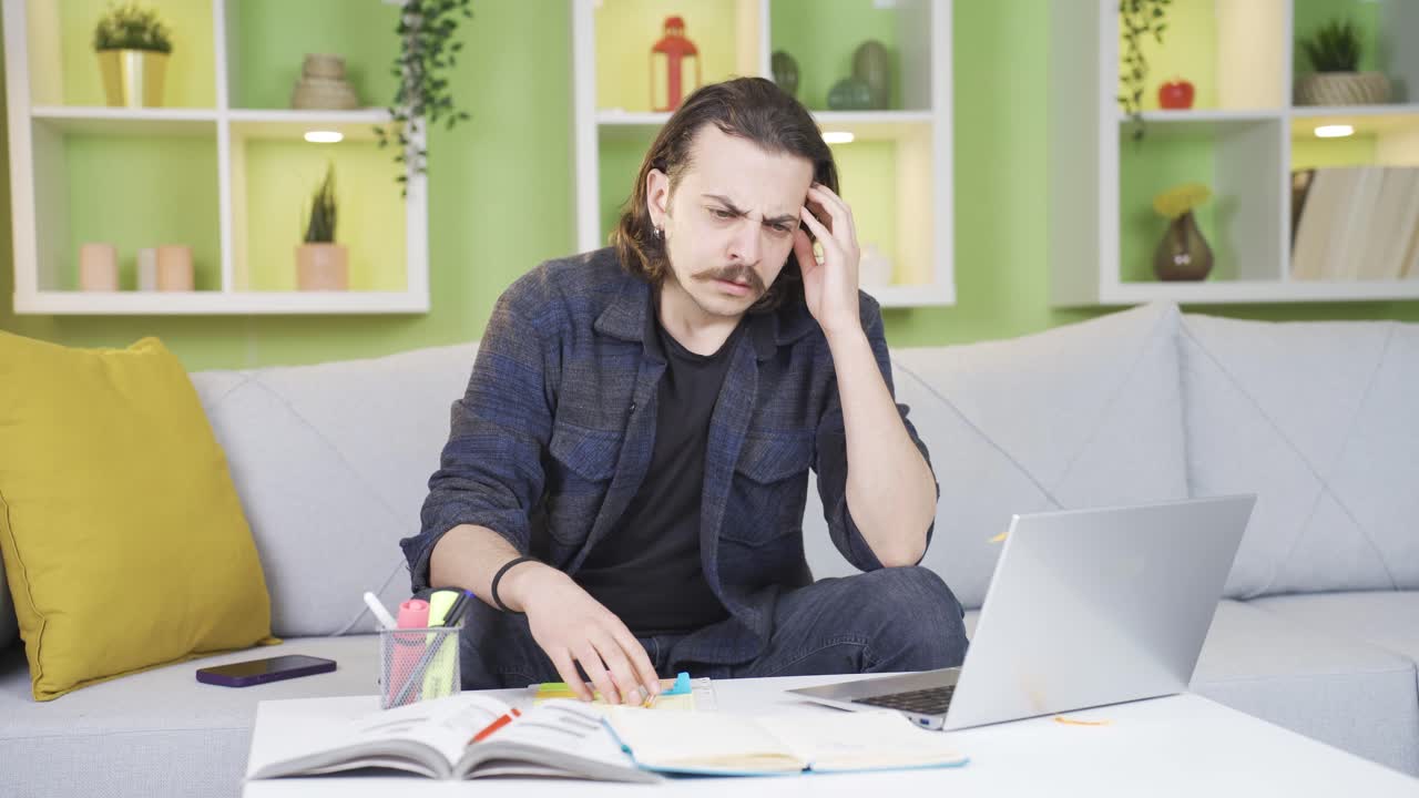 el hombre negativo con pensamientos pesimistas es infeliz.