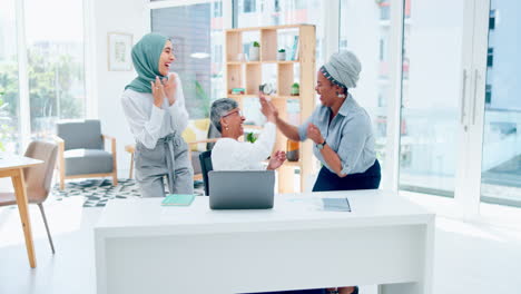 Celebración-De-La-Diversidad,-Las-Mujeres-Y-Las-Computadoras-Portátiles