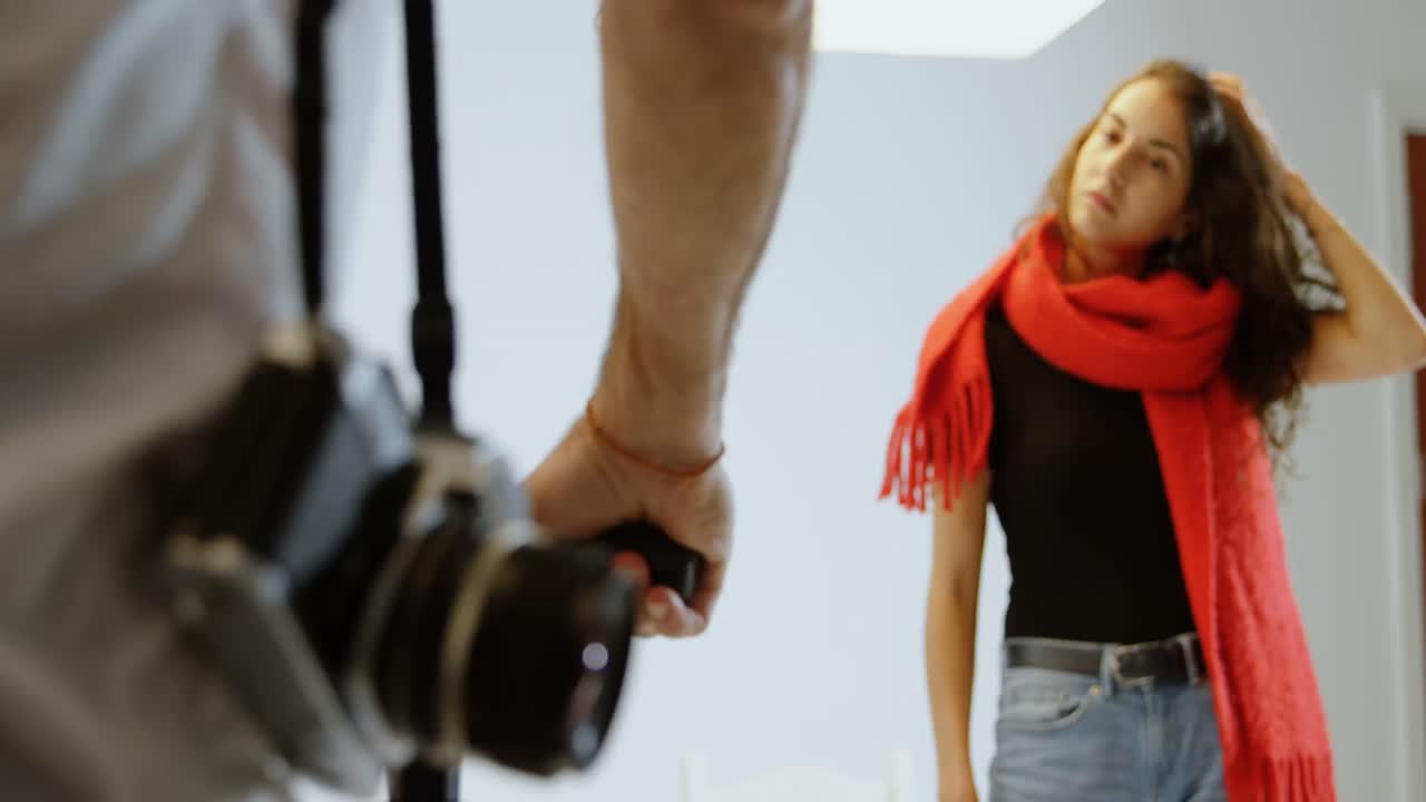 Kvindelig model klar til fotosession 4k