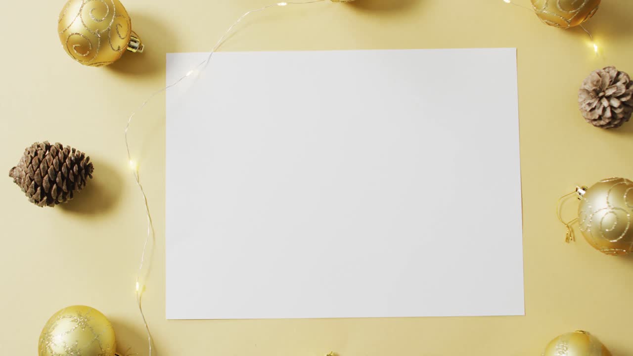Video di decorazioni natalizie con foglio di carta bianca su sfondo giallo