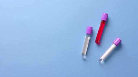 primer plano de muestras de sangre sobre fondo azul con espacio de copia, cámara lenta