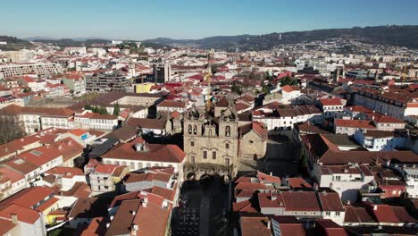 Fliegen-Sie-über-Das-Stadtzentrum-Von-Braga,-Portugal-05