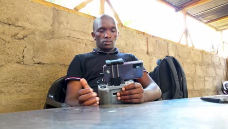 Un-Piloto-De-Drones-Africanos-Volando-Drones-En-África-Rural