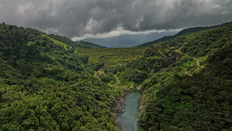 Hornito-Panama-Aerial-V7-Cinematic-Flyover-Entlang-Des-Flusses-Brazo-De-Hornito,-Der-Zum-Fortuna-Reservoir-Staudamm-Mit-Dichter,-üppiger-Grüner-Vegetation-Am-Hang-Und-Stürmischem-Himmel-Führt---Aufgenommen-Mit-Mavic-3-Cine---April-2022