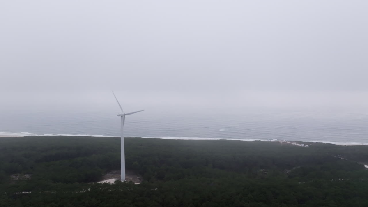 안개가 많은 날씨에 해안 풍력 터빈