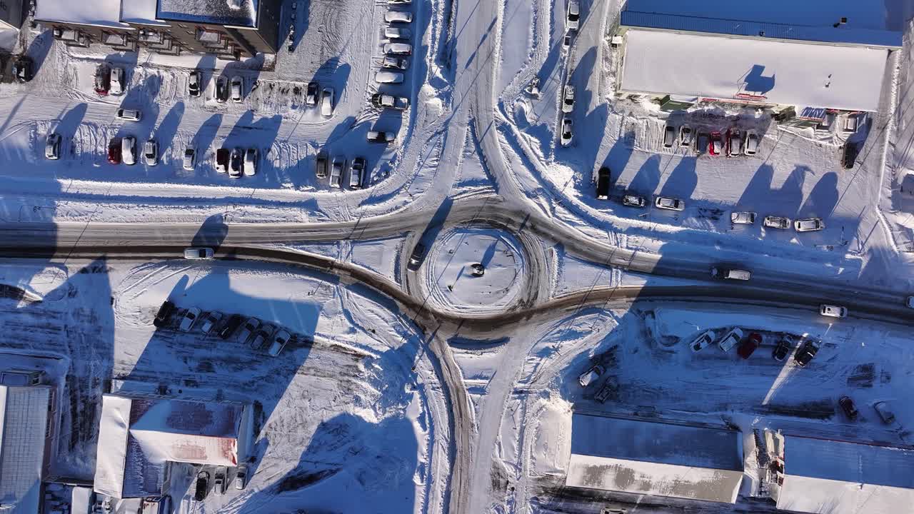 Trafik over rundkørsel i Selfoss' bymidte i Sydisland om vinteren. Luftfoto set oppefra.