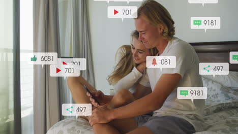 animación de notificaciones de las redes sociales sobre una pareja sonriente sentada en la cama usando un teléfono inteligente