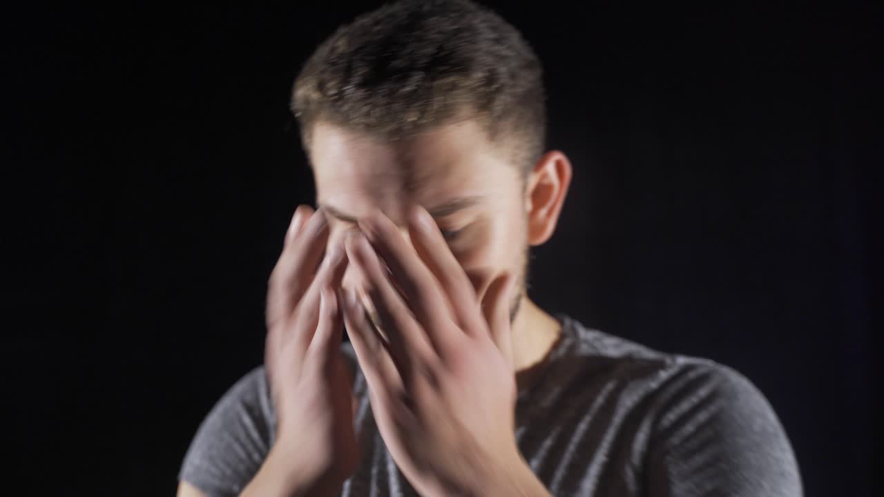 el boxeador ambicioso no se rinde y comienza a entrenar. motivación.