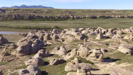 Hoodoo-formations-due-to-erosion-in-Alberta-badlands-river-valley