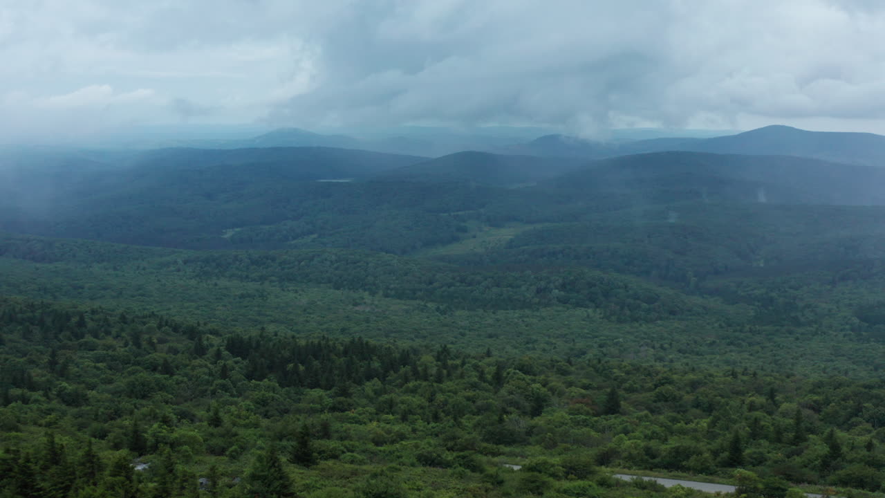 una toma aérea del valle de seneca creek y la torre de observación en la parte superior de la perilla de abeto, el punto más alto en virginia occidental