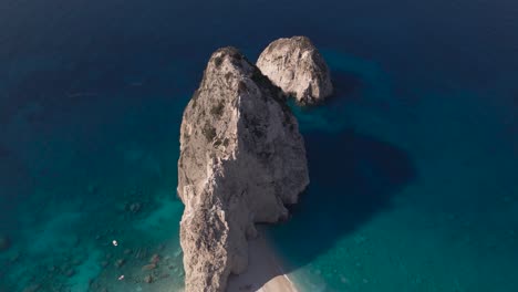 formación rocosa mizithres en la isla de zakynthos en grecia