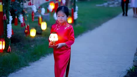 chica joven en vestido tradicional chino con linterna