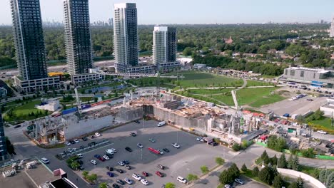 hiperlapso del sitio de construcción de desarrollo de viviendas urbanas de condominios con trabajadores y grúas
