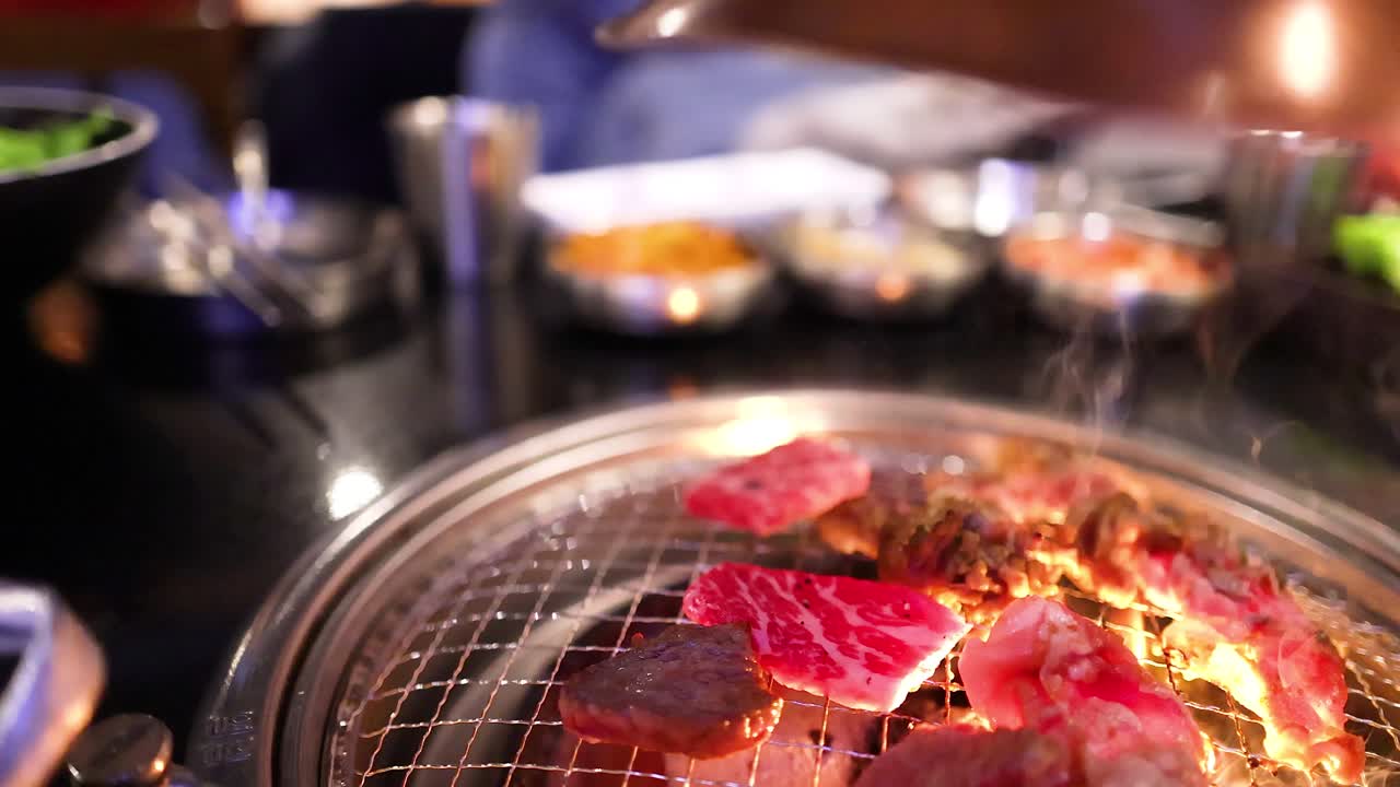 테이블 탑 그릴 에 여러 가지 고기 를 는 것